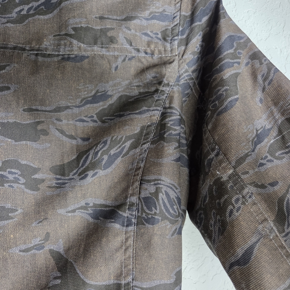 Hurley Camo Lightweight Utility Jacket With Colorful Tropical Trim Size Small - Picture 12 of 16